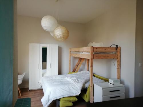 - une chambre avec des lits superposés et une lampe dans l'établissement Grand studio centre historique, à Vichy