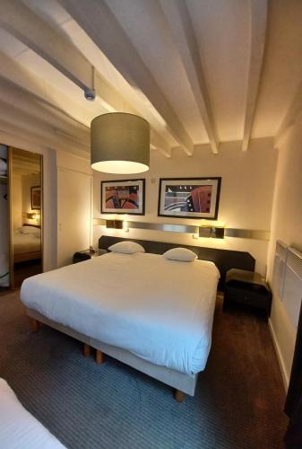 a bedroom with a large white bed in a room at Koffieboontje Budget in Bruges