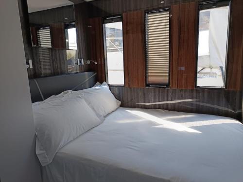 Кровать или кровати в номере NEON Bigigio House Boat