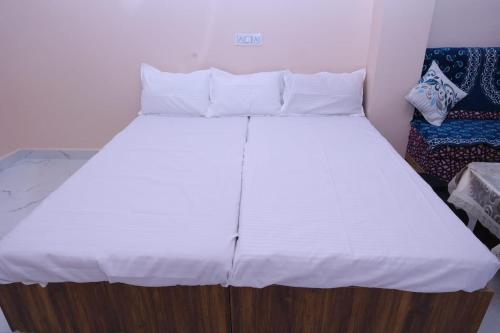 Postel nebo postele na pokoji v ubytování Shivay homestay ujjain , near mahakaleshwar temple