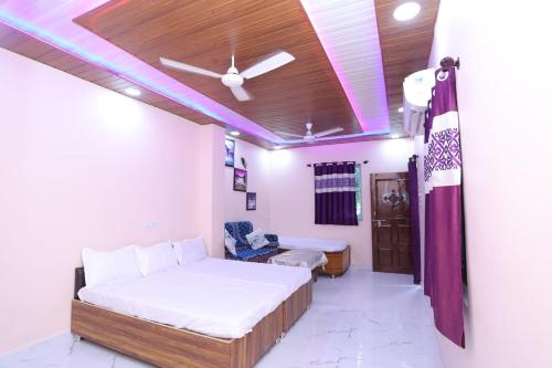 Postel nebo postele na pokoji v ubytování Shivay homestay ujjain , near mahakaleshwar temple