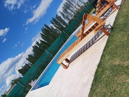 Kolam renang di atau dekat dengan Las Huellas Casa de Campo