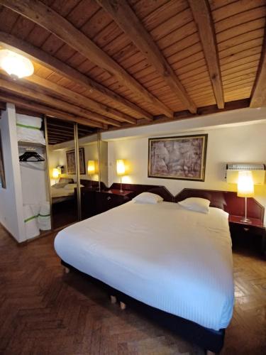 a bedroom with a large white bed in a room at Koffieboontje Budget in Bruges
