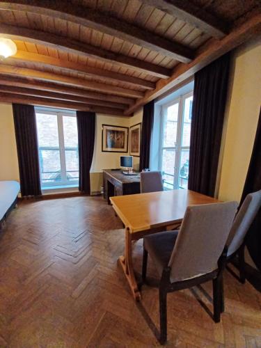 a dining room with a wooden table and chairs at Koffieboontje Budget in Bruges