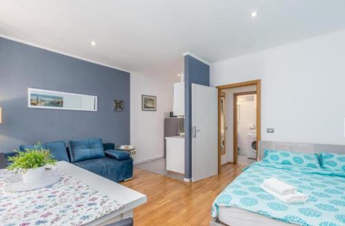 una camera da letto con un letto e un divano in una stanza di Augustina Apartment a Rovigno (Rovinj)