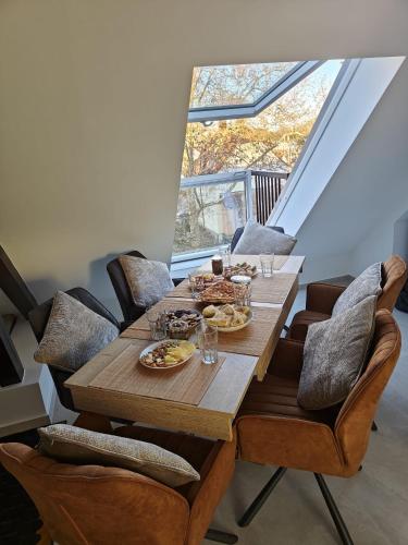 une salle à manger avec une table et des chaises en bois dans l'établissement Authentique Appartement cosy, à Schiltigheim