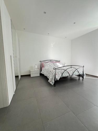 a bedroom with a bed and a tile floor at A Ka-sa in Molfetta