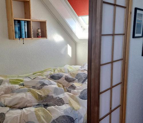 una camera da letto con un letto in una stanza di Isikkivik Cottage a Narsaq