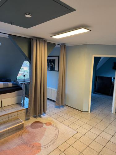 a living room with a bed and a window at GraueMaus in Asendorf