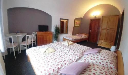 a hotel room with two beds and a table at Kajovska 64 in Český Krumlov