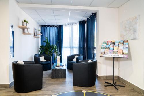 a waiting room with chairs and a table at ibis budget Aix en Provence in Aix-en-Provence