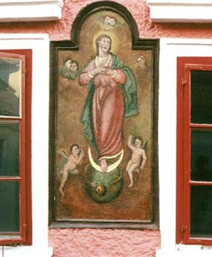 a painting of a woman on the side of a building at Kajovska 64 in Český Krumlov