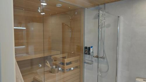 Ένα μπάνιο στο Luxus Tower Apartment 14th Floor