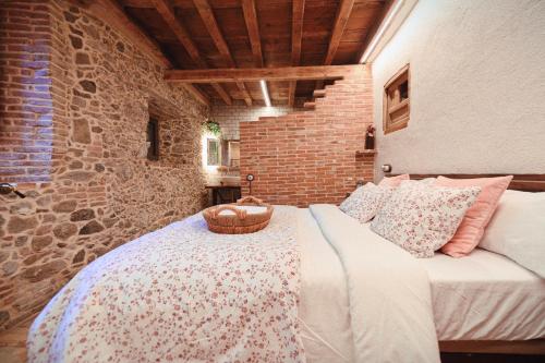 ein Schlafzimmer mit einem Bett und einem Korb darauf in der Unterkunft Casa-Museo La Casita de Albino in Castillo de Bayuela