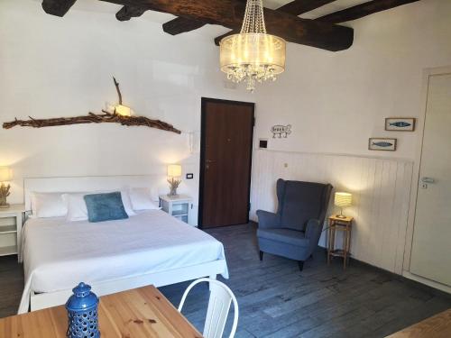 Un dormitorio con una cama y una silla azul. en Inn Alta Marea, en Salerno