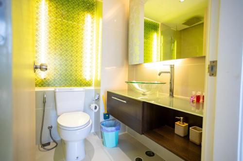 Grande Caribbean - 1 BR Apartment, 8th Floor #A815 في جنوب باتايا: حمام مع مرحاض ومغسلة