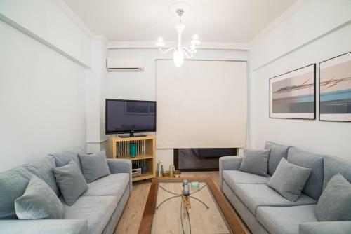 a living room with a couch and a tv at Beachfront ZEN sea view apartment in Itea