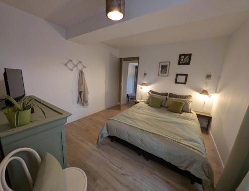 une chambre avec un lit et une télévision dans l'établissement Fleur de Champagne - Gîte Garden, à Saudoy