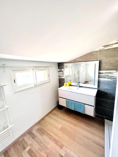 une salle de bain avec un lavabo et un miroir dans l'établissement MAGNIFIQUE, GRAND ET MODERNE T3, PISCINE, WIFI, CLIM, VUE ET EMPLACEMENT SUPERBES, Coudalère, au Barcarès