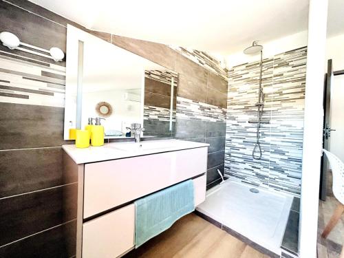 une salle de bain avec un lavabo et une douche dans l'établissement MAGNIFIQUE, GRAND ET MODERNE T3, PISCINE, WIFI, CLIM, VUE ET EMPLACEMENT SUPERBES, Coudalère, au Barcarès