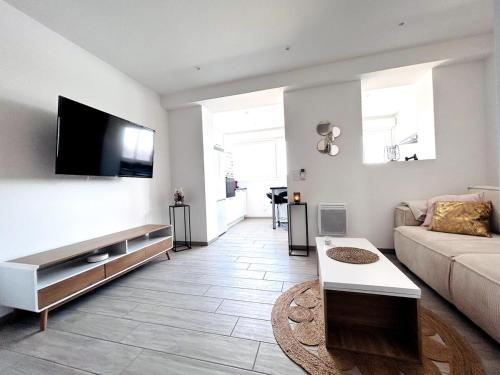 MAGNIFIQUE, GRAND ET MODERNE T3, PISCINE, WIFI, CLIM, VUE ET EMPLACEMENT SUPERBES, Coudalère