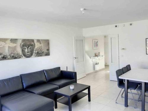 un salon avec un canapé et une table dans l'établissement Central 2 bed apartment in Antibes walk to beach & old town!, à Antibes