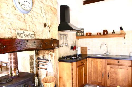 Kuchyň nebo kuchyňský kout v ubytování Maison familiale proche Lascaux Lou Cantou