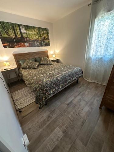 une chambre avec un lit et un tableau au mur dans l'établissement Casa Lucia, à Saint-Cyr-sur-Mer