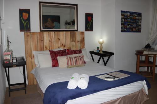Un dormitorio con una cama con zapatillas. en Ark Gastehuis and Williston Mall, en Williston