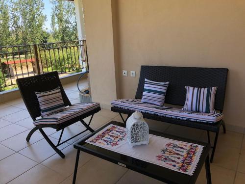 Χώρος καθιστικού στο Luxurius comfy 2-floor Apartment With Big Yard