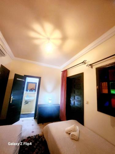 Una cama o camas en una habitación de Riad Ibrahim