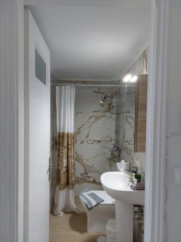 Et badeværelse på Roula's Studios