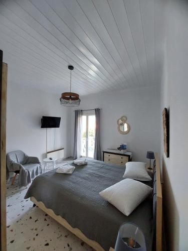 En eller flere senge i et værelse på Roula's Studios