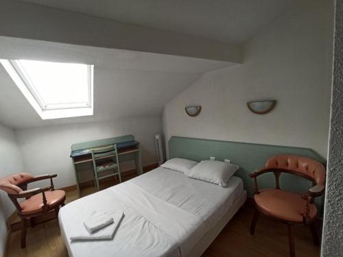 Postel nebo postele na pokoji v ubytování Hotel Saint Jean Baptiste