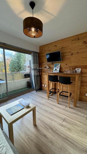 un salon avec une table et un bureau dans l'établissement Charmant studio au cœur d Auron 119, à Auron
