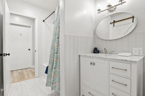 Ένα μπάνιο στο Near Ithaca!Hot Tub! LRG Home!Sleeps 14! Dogs ok!