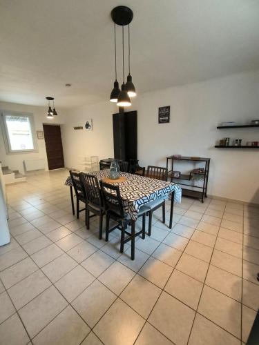 une salle à manger avec une table et des chaises dans une pièce dans l'établissement Charmante maison de village, à Suze-la-Rousse