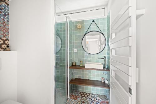 une salle de bain avec un lavabo et un miroir dans l'établissement Villa Moderne avec Piscine Privée, à La Crau