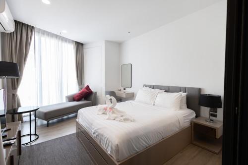 a bedroom with a bed and a living room at Edge Central Pattaya - Luxury 1 BR Apartment - 6th Floor #52 in Pattaya Central