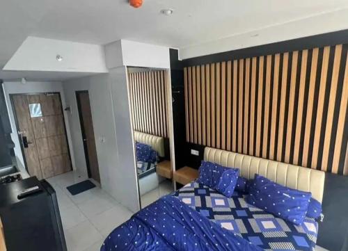 Кровать или кровати в номере Delf Apartment CPI Makassar