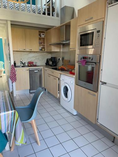 une cuisine avec un lave-linge et un lave-vaisselle dans l'établissement Villa patio Capbreton, à Capbreton