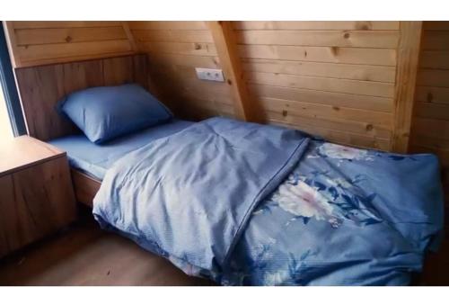 a small room with a bed in a cabin at Pamje Malore in Mitrovicë