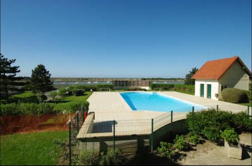 une grande piscine à côté d'une maison dans l'établissement Appartement 3 personnes Cabourg-Port Guillaume, à Dives-sur-Mer