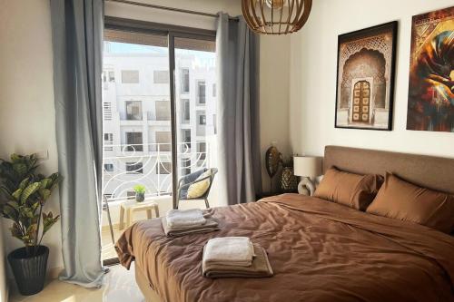 une chambre avec un lit avec deux serviettes dessus dans l'établissement Stunning Modern Apartment in heart of Agadir for families, à Agadir