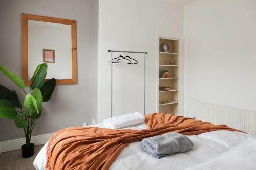 Ένα ή περισσότερα κρεβάτια σε δωμάτιο στο Cozy 3BR near Anfield & Goodison, Fast Wifi, Smart TV, Garden, Parking, Sleeps 7