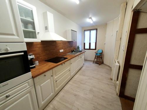 Kuchyň nebo kuchyňský kout v ubytování Charmant Appartement T2 au rez de chaussée