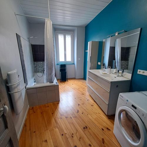 une salle de bain avec deux lavabos et une machine à laver dans l'établissement StGoFeelGood, à Saint-Gaudens