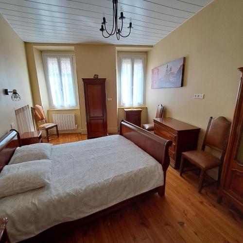 une chambre avec un lit, un bureau et des chaises dans l'établissement StGoFeelGood, à Saint-Gaudens