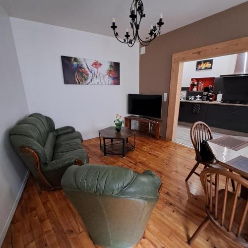 un salon avec un canapé et une table dans l'établissement StGoFeelGood, à Saint-Gaudens