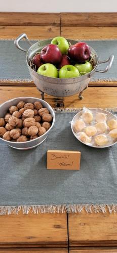 two bowls of apples and nuts on a table at Al Vicoletto Varese in Gazzada